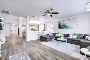 Smart-TV, Tischfußball, Tischtennisplatte, Arbeitsbereiche