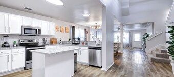 Hot Tub Nr Sea World Yard BBQ Swing Set Game Room