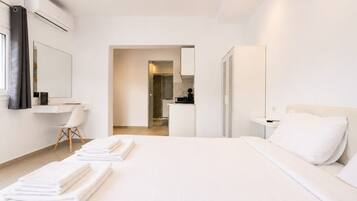 Deluxe studio, 1 queensize bed met slaapbank, uitzicht op tuin | Een bureau, gratis wifi, beddengoed