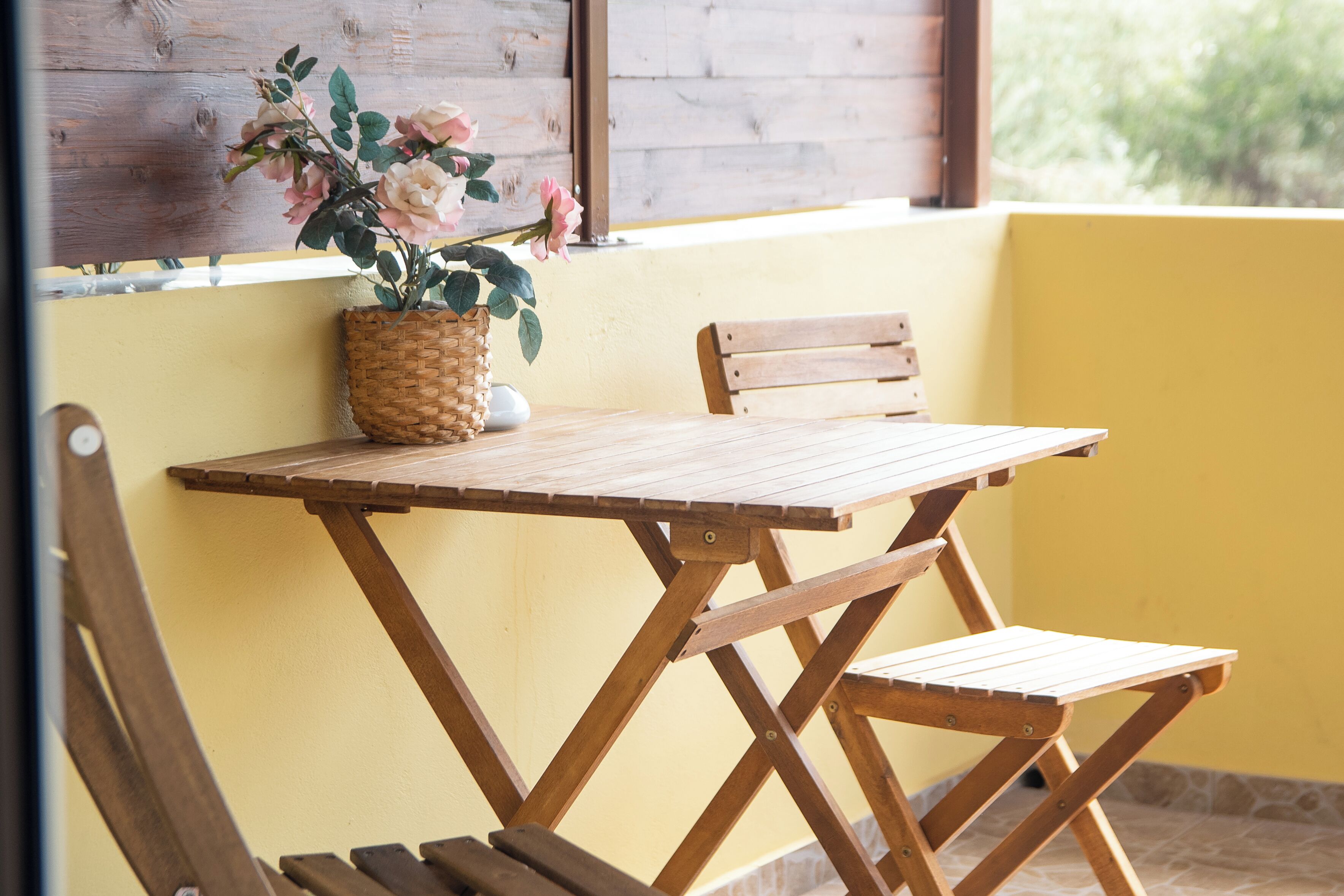 Kahden hengen deluxe-huone, parveke, näköala puutarhaan | Terassi/patio