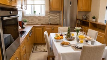 Luxury Suite, Ocean View | Private kitchen