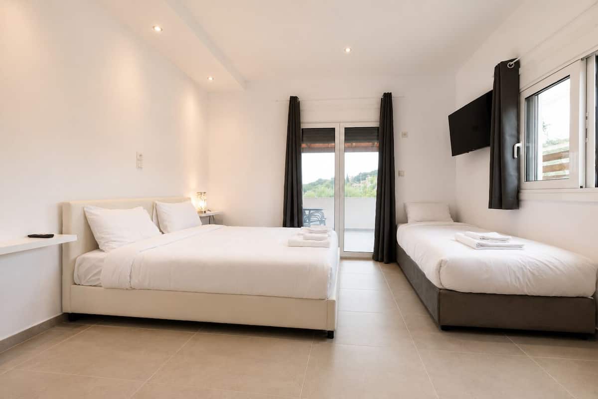 Deluxe Studio, 1 Queen Bed with Sofa bed, Garden View