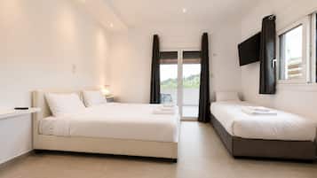 Deluxe Studio, 1 Queen Bed with Sofa bed, Garden View