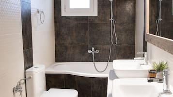 Luxury Suite, Ocean View | Bathroom | Hair dryer, towels, soap, shampoo