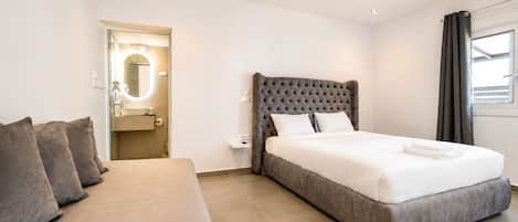 Deluxe Studio, 1 Queen Bed with Sofa bed | Desk, free WiFi, bed sheets