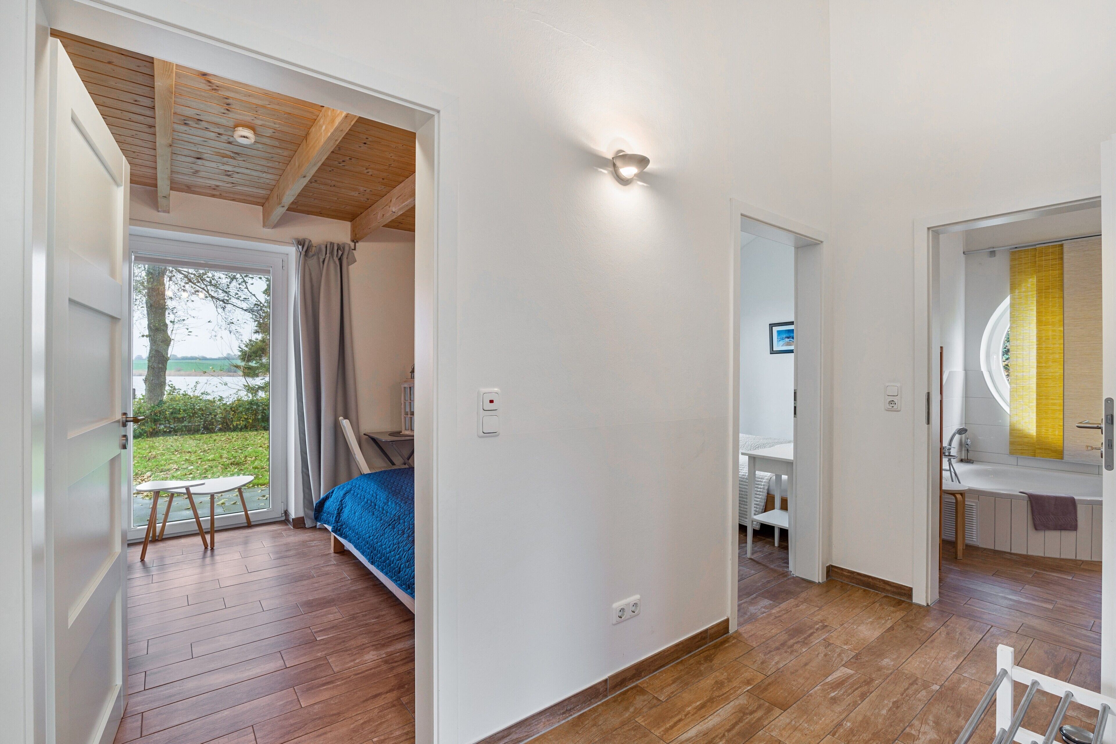 Une chambre avec un lit, une table et une vue sur l  ’extérieur.