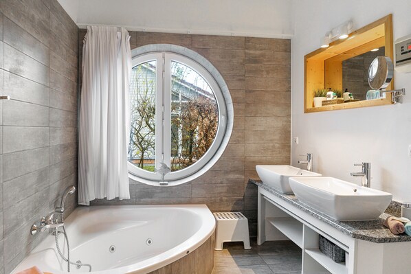 Dusche, Haartrockner, HandtĂŒcher