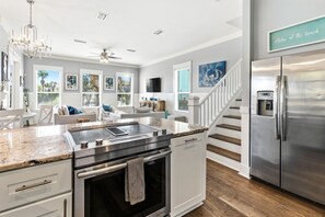 Kjøleskap, mikrobølgeovn, ovn og kokeplater