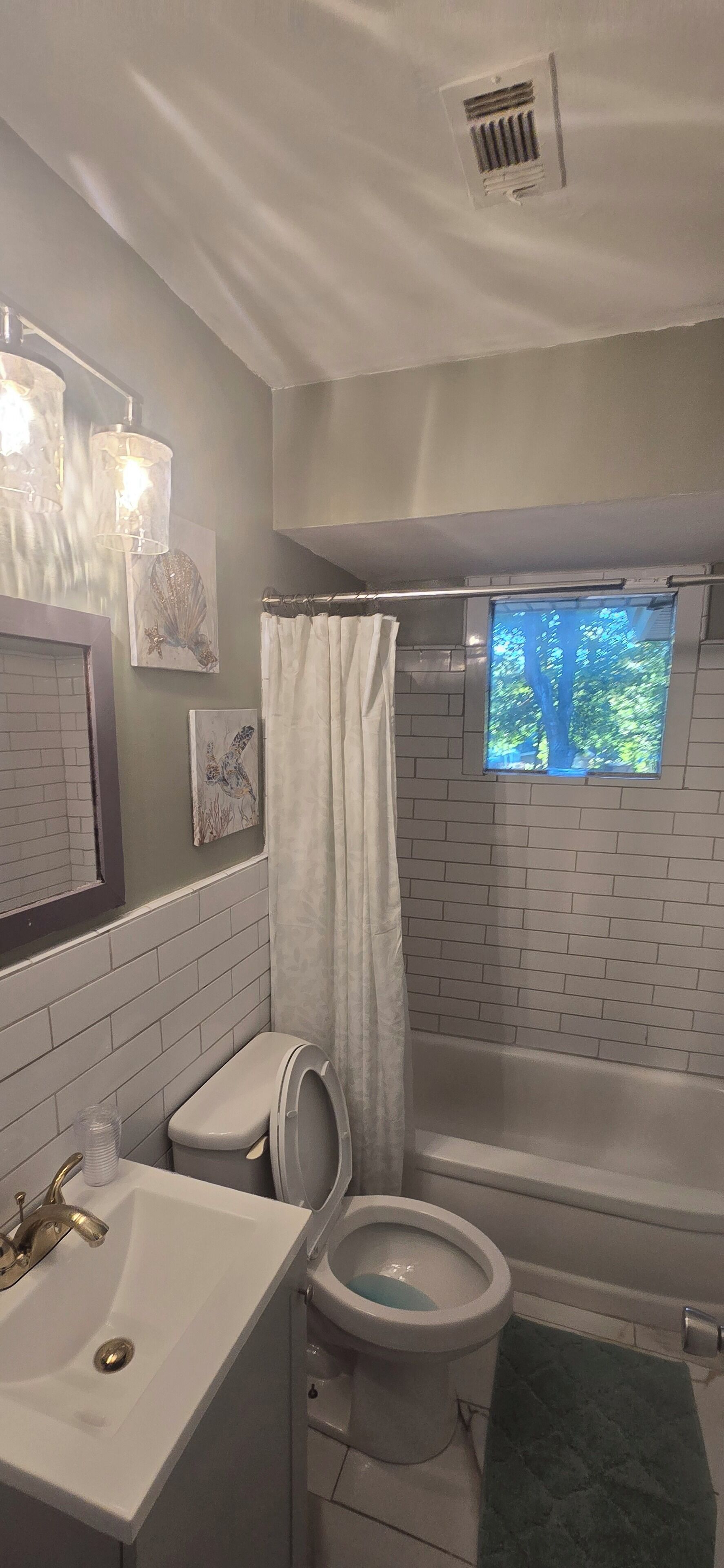 Sèche-cheveux, serviettes fournies, savon, shampoing