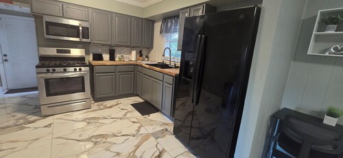 “Charming & Cozy Home - 3 Min to VA + Downtown”