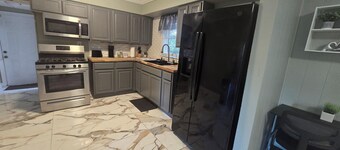 “Charming & Cozy Home - 3 Min to VA + Downtown”