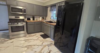 “Charming & Cozy Home - 3 Min to VA + Downtown”