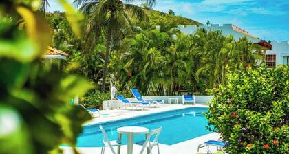 Castles in Paradise 1bd Apt C6 by ZenBreak