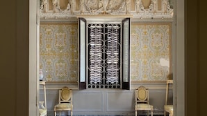 A room with ornate ceiling and wall decorations, a patterned carpet, and classical furniture. - Villa Russo - Historic home (Siderno)
