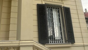 A building with a balcony, ornate architectural details, and a window with black shutters. - Villa Russo - Historic home (Siderno)