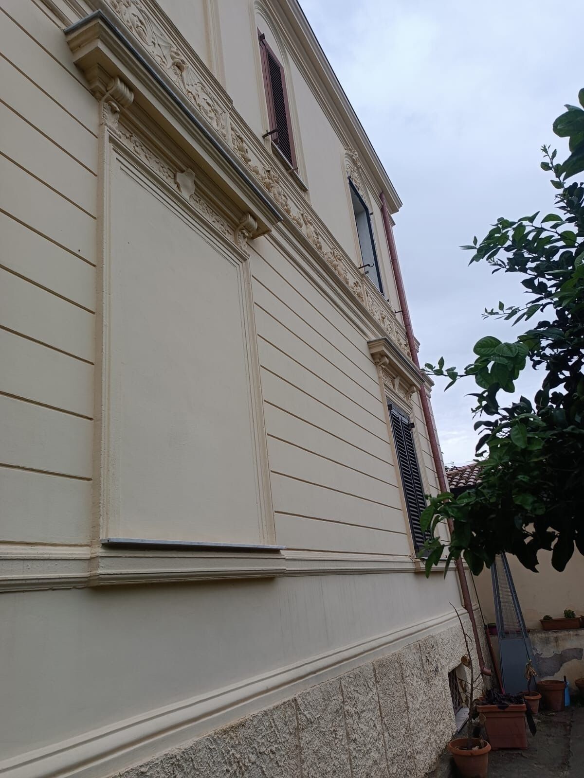 Un bâtiment de style architectural classique, caractérisé par une façade symétrique, des fenêtres régulièrement espacées et des moulures décoratives.