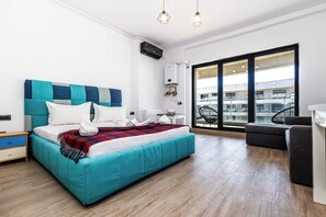 Family Studio, Partial Sea View | Soundproofing, free WiFi, bed sheets - Casa del Mar 3 (Navodari)