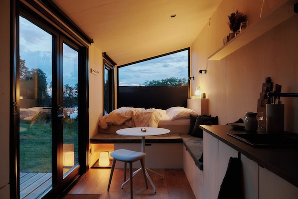 Bungalow de diseñador, baño privado, vista al lago | Espacio para trabajar con laptop, cortinas blackout y wifi gratis