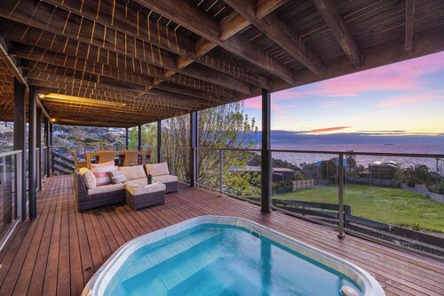 Martha's Maison | Heated Spa & Unbeatable Bay Views
