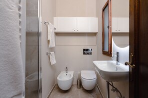 Douche, bidet, serviettes fournies, shampoing