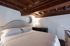 Fer et planche à repasser, lit parapluie