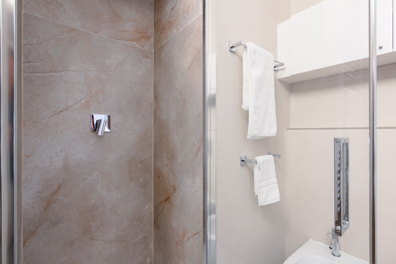 Dusche, Bidet, Handtücher, Shampoo