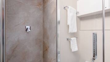 Dusche, Bidet, Handtücher, Shampoo