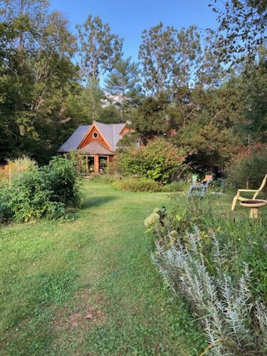 Charming garden apartment with AC near Lake Fairlee, WFi.