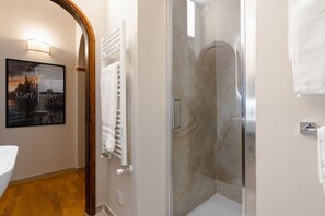 Séchoir à cheveux, bidet, serviettes fournies, savon