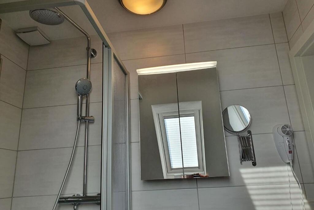 Douche, sèche-cheveux, serviettes fournies, papier toilette