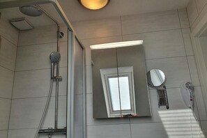 Dusche, Haartrockner, Handtücher, Toilettenpapier