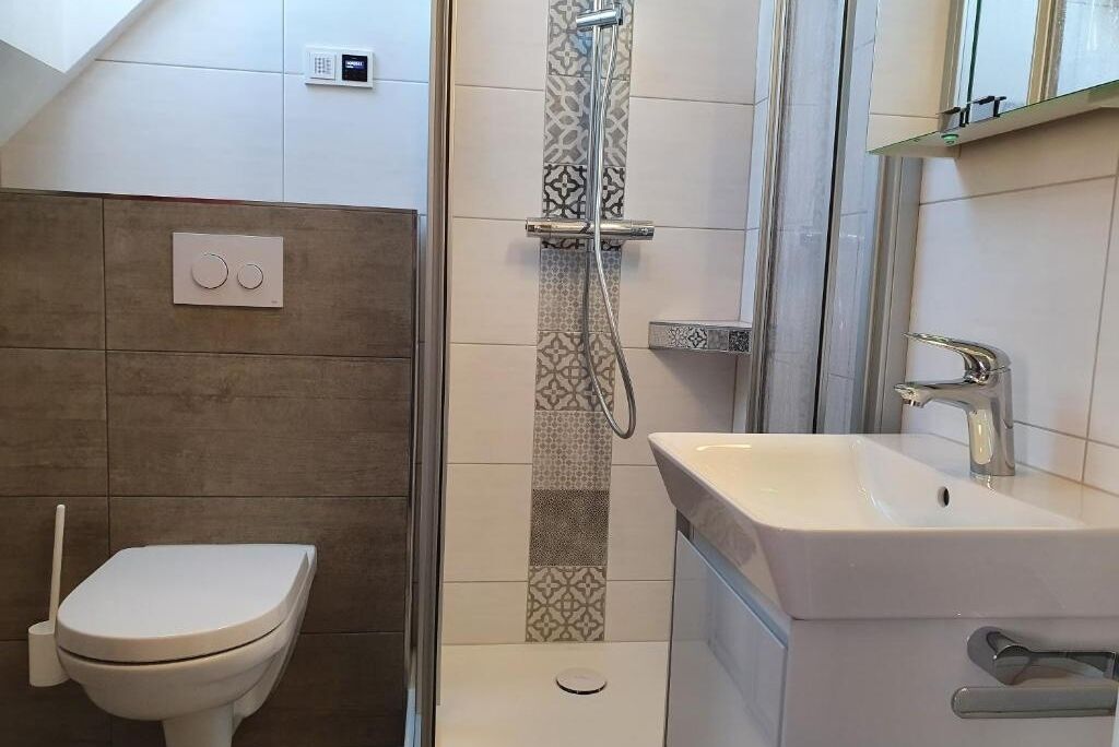 Dusche, Haartrockner, Handtücher, Toilettenpapier