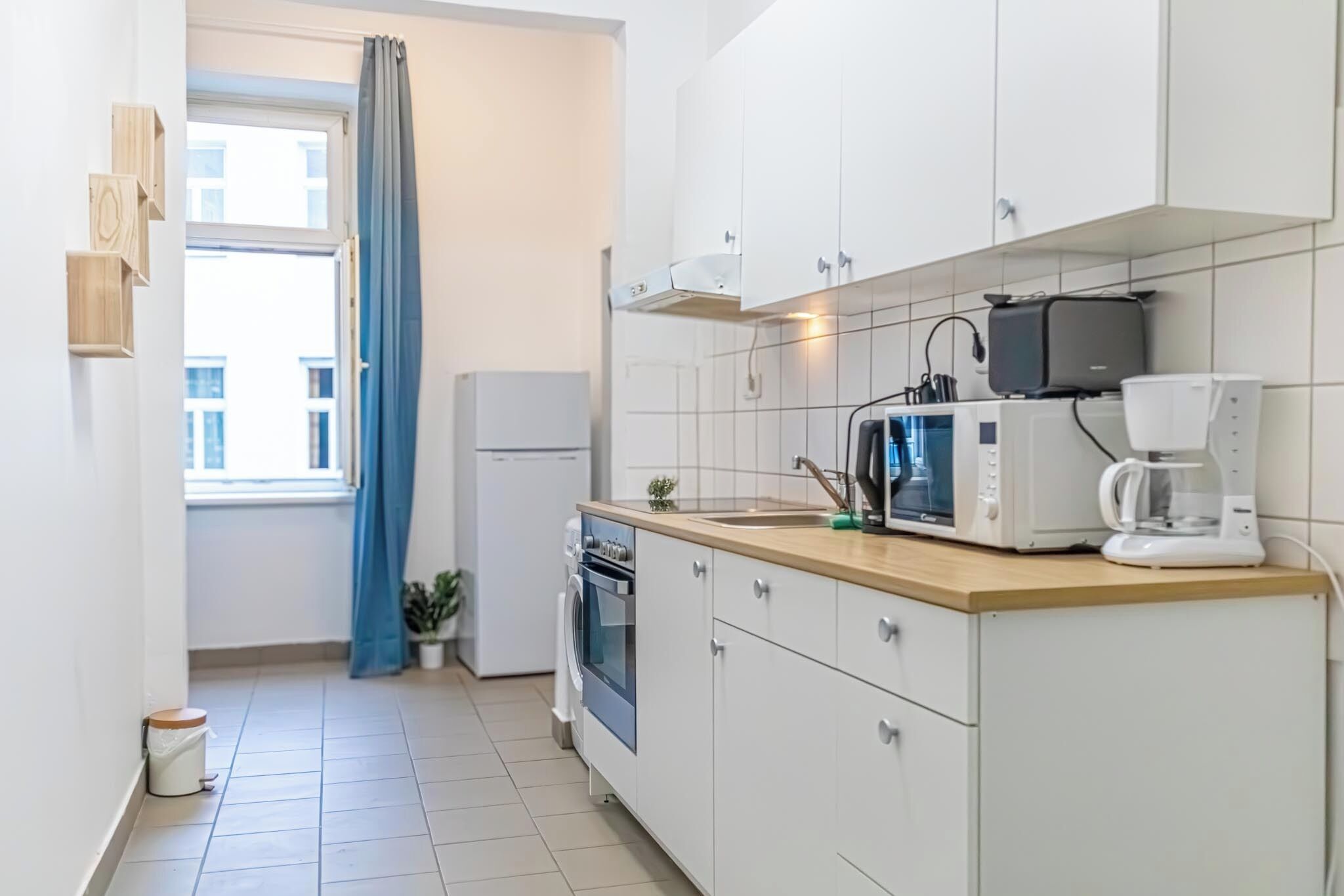 Eenvoudig appartement | Privékeuken | Een koelkast, een magnetron, een oven, een kookplaat