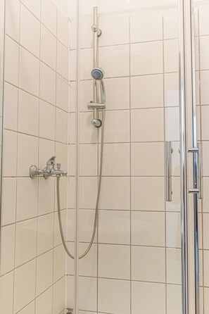 Basic Apartment | Bathroom