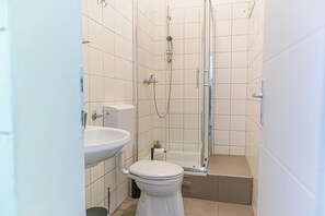Basic-Apartment | Badezimmer | Dusche, kostenlose Toilettenartikel, Haartrockner, Handtücher