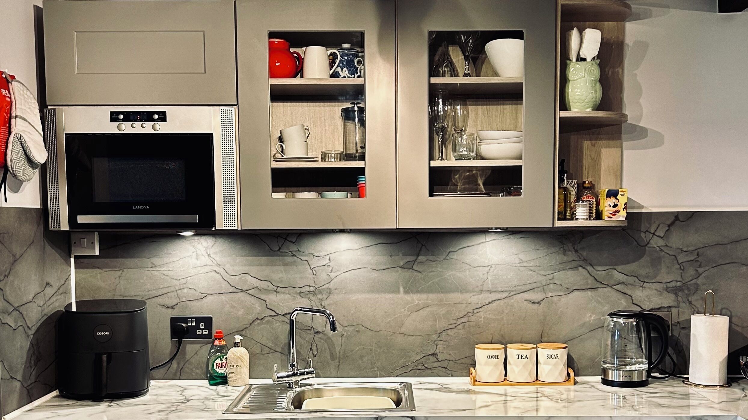 Refrigerador, microondas, parrilla de estufa y cafetera y tetera 