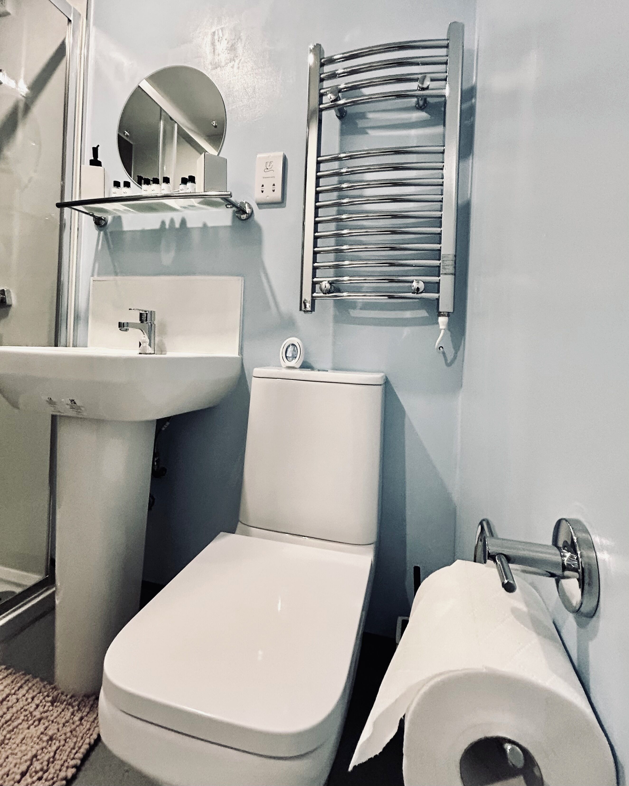 Dusche, Haartrockner, Handtücher, Seife