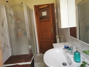 Dusche, Haartrockner, Bidet, Handtücher