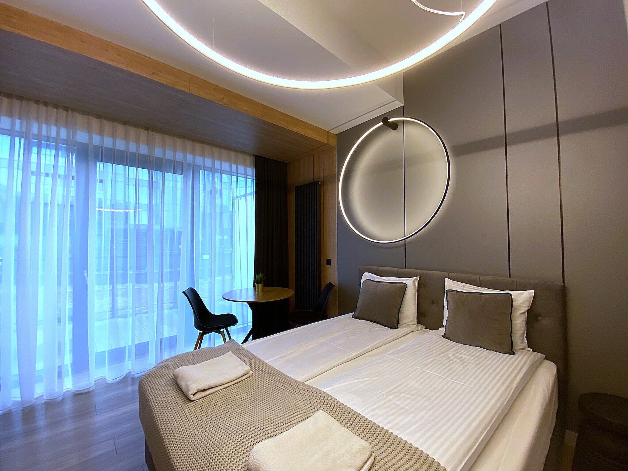 Estudio clásico, balcón | Tabla de planchar con plancha, cunas, wifi gratis y ropa de cama 