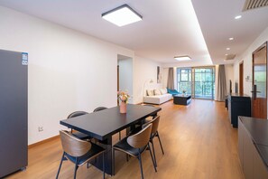 Apartment, 3 Bedrooms, Kitchen, City View | Living room