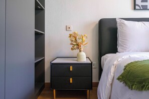 Appartement, 3 slaapkamers, keuken, uitzicht op de stad | Een strijkplank/strijkijzer, gratis wifi