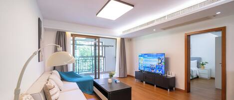 Appartamento, 3 camere da letto, cucina, vista città | Soggiorno | Smart TV 55 pollici con canali via cavo