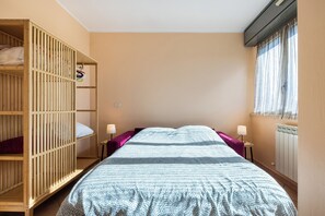 1 habitación, tabla de planchar con plancha, wifi y ropa de cama