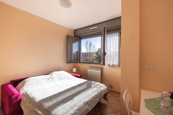 1 chambre, fer et planche à repasser, Wi-Fi, literie fournie