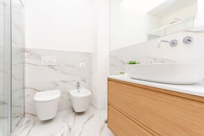 Dusche, Haartrockner, Bidet, Handtücher