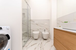 Dusche, Haartrockner, Bidet, Handtücher