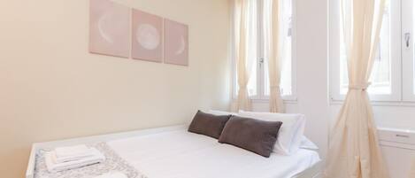 Iron/ironing board, free WiFi, bed sheets