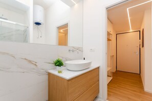 Dusche, Haartrockner, Bidet, Handtücher