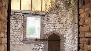 A stone building with a window and a metal gate. - Large 10-bedroom manor house, sleeps up to 20—view of the Seine, Les Andelys, 1 hour from Paris (Les Andelys)