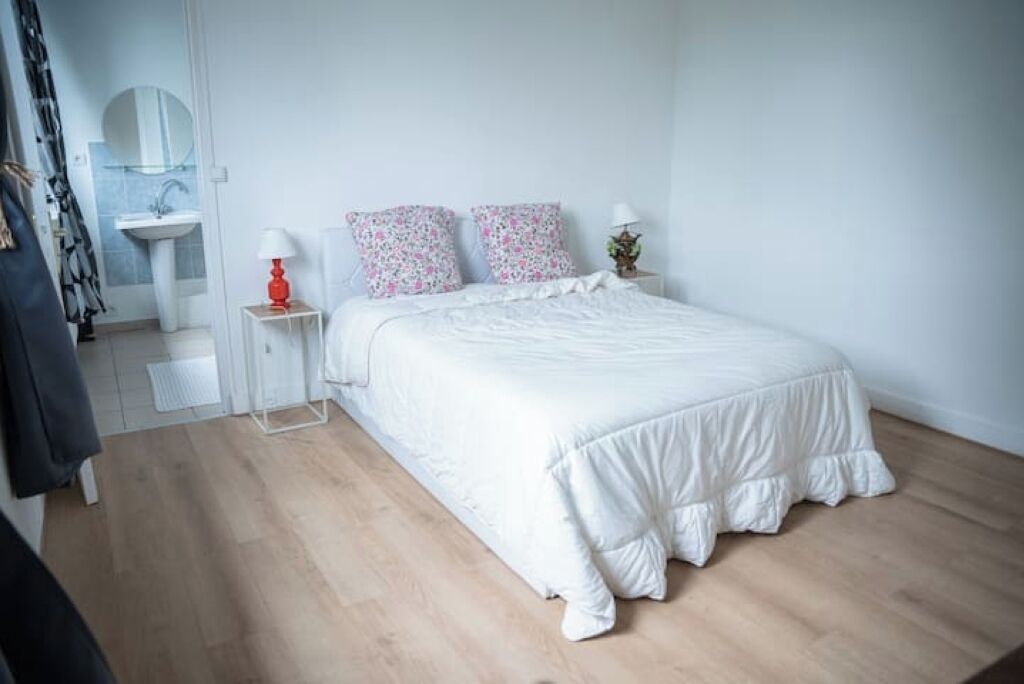 10 bedrooms, desk, iron/ironing board, travel crib